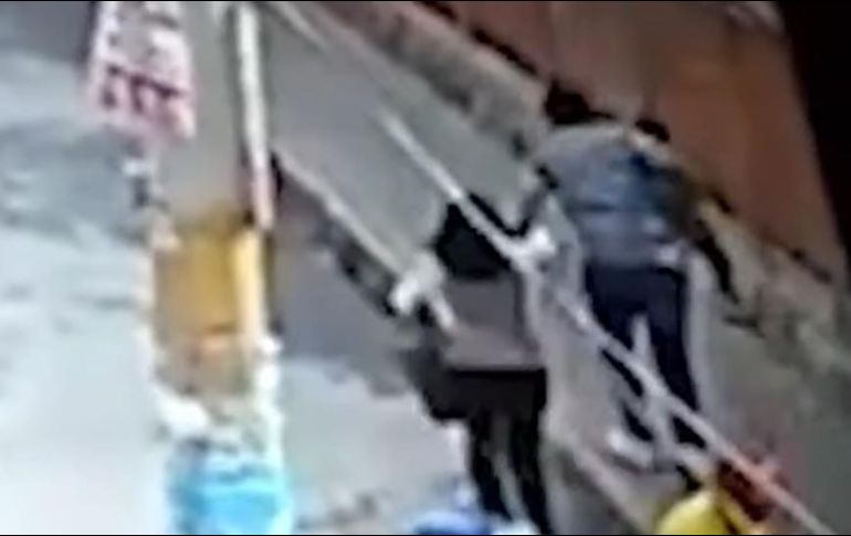 Aunque hubo testigos del robo, nadie intentó ayudar a la madre de la menor. YOUTUBE