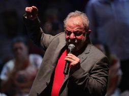 El ex presidente brasileño Luiz Inácio Lula da Silva habla durante un acto en defensa de la democracia, en Río de Janeiro, en abril del 2018. EFE/A. Lacerda