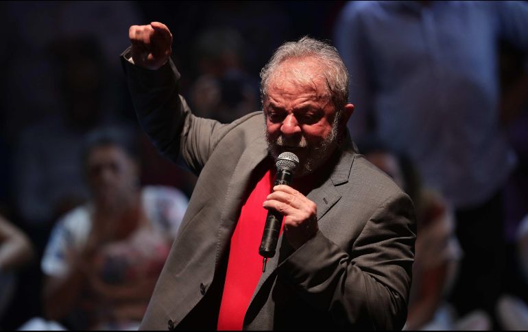 El ex presidente brasileño Luiz Inácio Lula da Silva habla durante un acto en defensa de la democracia, en Río de Janeiro, en abril del 2018. EFE/A. Lacerda