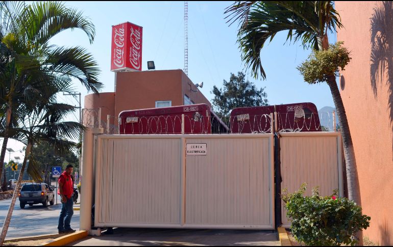 Coca-Cola FEMSA (KOF) fue la firma que lideró los recortes laborales con el despido de 13 mil 496 trabajadores. AP/Archivo