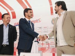 Un apretón de manos entre Oswaldo Alanís y Amaury Vergara refrenda las buenas intenciones de ambos para lograr el regreso del defensa. EL INFORMADOR / G. Gallo