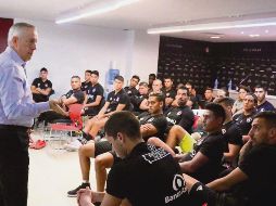 El presidente de la Comisión de Arbitraje imparte cátedra a los rojinegros sobre los nuevos reglamentos que entran en vigor a partir de esta campaña. @atlasfc