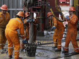 Al respecto, el director de Pemex, Octavio Romero Oropeza, detalla que se dio ese tropiezo por diversas fallas registradas en bombas para extraer petróleo y en un turbo generador. AP / ARCHIVO