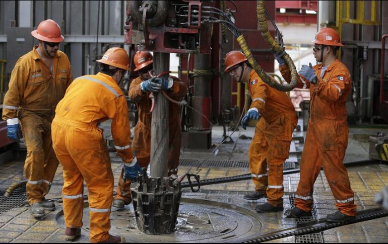 Al respecto, el director de Pemex, Octavio Romero Oropeza, detalla que se dio ese tropiezo por diversas fallas registradas en bombas para extraer petróleo y en un turbo generador. AP / ARCHIVO