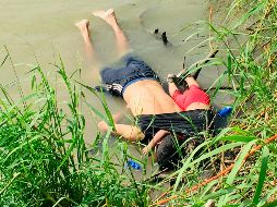 Un hombre salvadoreño y su hijita que se ahogaron en el río Bravo cuando intentaban cruzar a Estados Unidos; la imagen se ha difundido en todo el mundo. AP / J. Le Duc