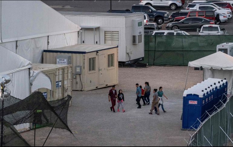 Un centro en El Paso, Texas, que alberga migrantes. La propuesta avalada contiene más de mil millones de dólares para albergar y alimentar a los migrantes detenidos por la Patrulla Fronteriza. AFP/ARCHIVO