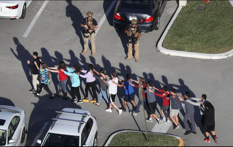 Estudiantes fueron evacuados de la escuela Marjory Stoneman Douglas, tras el tiroteo en el que murieron 17 personas en febrero de 2018. AFP/ARCHIVO