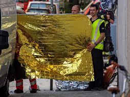 Miembros de los servicios de emergencia asisten al lugar en el que se produjo el derrumbamiento de un edificio este miércoles en Viena. EFE/C. Bruna