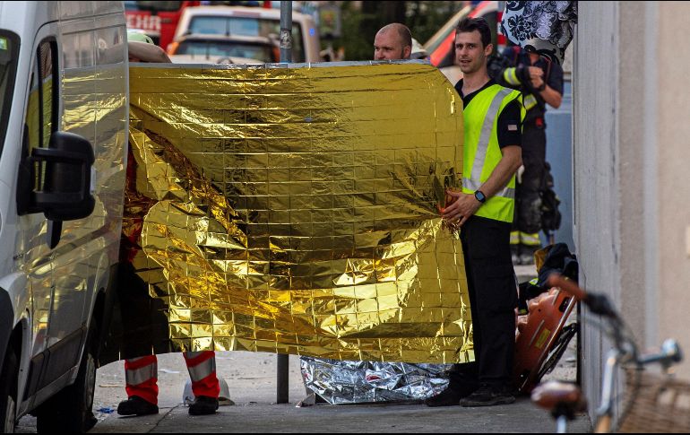 Miembros de los servicios de emergencia asisten al lugar en el que se produjo el derrumbamiento de un edificio este miércoles en Viena. EFE/C. Bruna