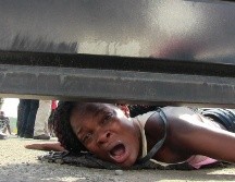 Una mujer clama ayuda por sus hijos en un albergue habilitado por el Instituto Nacional de Migración en Tapachula. SUN/M. Peters