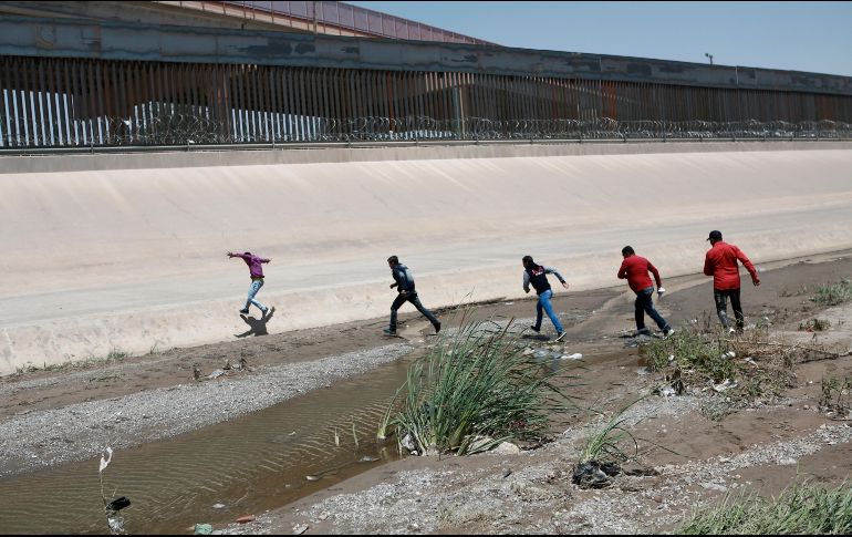 Autoridades mexicanas lanzaron advertencias sobre los peligros que existen al atravesar el río Bravo. AP/C. Torres