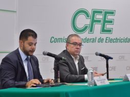 El coordinador de administración y servicios de la CFE, Miguel Alejandro López López, ofrece una conferencia de prensa. TWITTER/@CFEmx