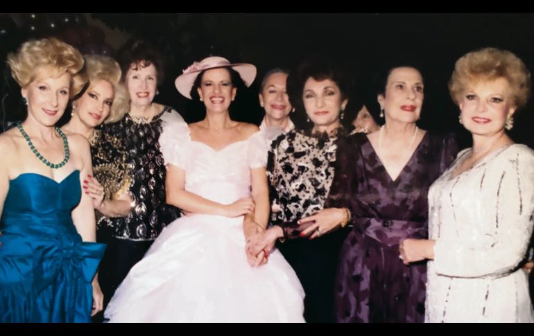 Doña Paz Gortázar festejando con amigas a su hija Marce.