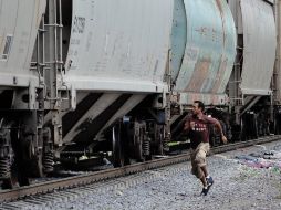 Los migrantes que toman algún tren para transitar por el país en su búsqueda de llegar al norte ponen en riesgo su vida cada vez que intentan abordarlo en movimiento. EL INFORMADOR / ARCHIVO