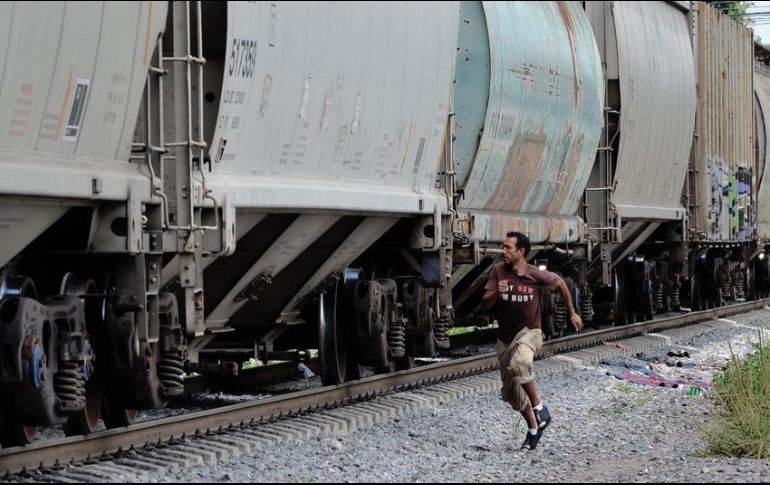 Los migrantes que toman algún tren para transitar por el país en su búsqueda de llegar al norte ponen en riesgo su vida cada vez que intentan abordarlo en movimiento. EL INFORMADOR / ARCHIVO