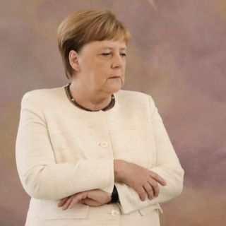 Merkel sufre de nuevo temblores en una ceremonia oficial
