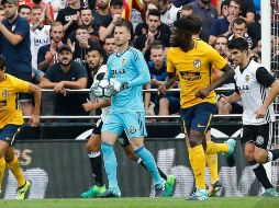 La operación se dio a conocer este jueves, un día después de informarse la salida del arquero holandés Jasper Cillessen precisamente al Valencia. TWITTER / @Neto_Murara