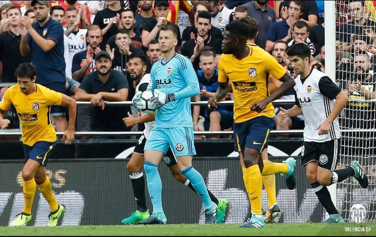 La operación se dio a conocer este jueves, un día después de informarse la salida del arquero holandés Jasper Cillessen precisamente al Valencia. TWITTER / @Neto_Murara