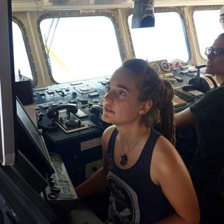 Capitana de barco con migrantes desafía al gobierno de Italia