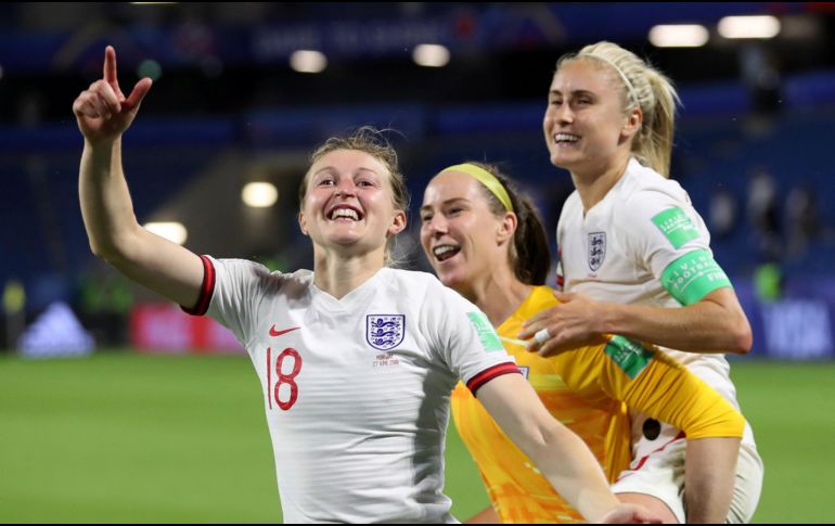 Ellen White (I), anotadora del segundo gol inglés, celebra con sus compañeras al final del partido. AP/F. Seco