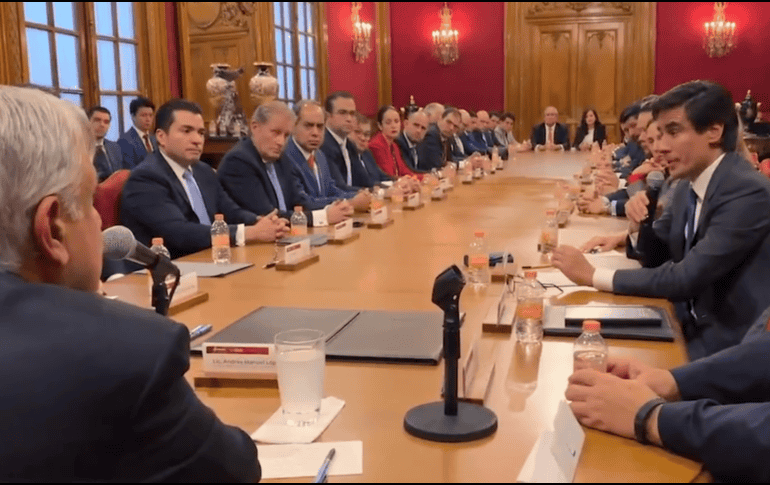 En reunión en Palacio Nacional, el Mandatario y 23 bancos nacionales y extranjeros firmaron el acuerdo de refinanciamiento. TWITTER / @lopezobrador_