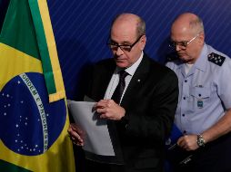 Fernando Azevedo, ministro de Defensa, y  Antonio Carlos Moretti, comandante de la Fuerza Aérea, informan sobre la situación del militar detenido. AP/E. Peres
