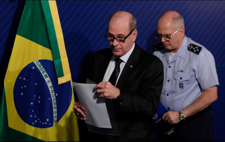 Fernando Azevedo, ministro de Defensa, y  Antonio Carlos Moretti, comandante de la Fuerza Aérea, informan sobre la situación del militar detenido. AP/E. Peres