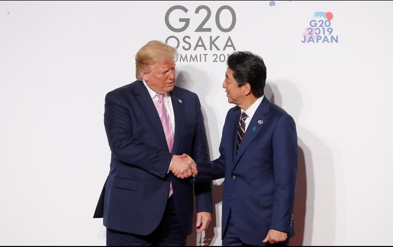Donald Trump saluda al primer ministro de Japón, Shinzo Abe, a su a la Cumbre del G20 en Osaka. EFE/ C, Moya