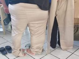 Dos agentes caben en un solo pantalón, según una de las imágenes de los uniformes. TWITTER@RuidoEnLaRed