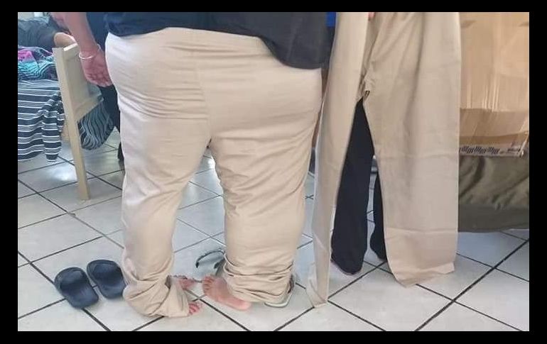 Dos agentes caben en un solo pantalón, según una de las imágenes de los uniformes. TWITTER@RuidoEnLaRed