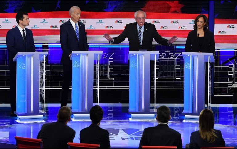 Pete Buttigieg (i a d), Joe Biden, Bernie Sanders y Kamala Harris en la segunda jornada de debate de candidatos demócratas en Miami, celebrado el jueves. AFP/S. Loeb
