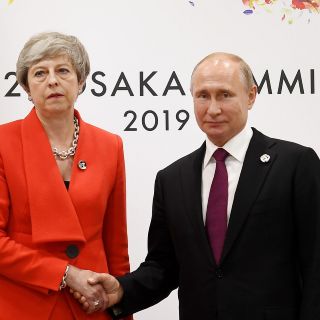 May se reúne con Putin; pide poner fin a "actos de desestabilización"