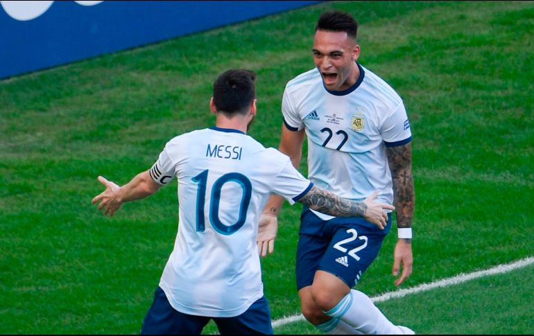 Lionel Messi (#10) celebra con Lautaro Martínez (#22), autor del primer gol de Argentina. AFP/M. Pimentel