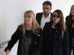 Gundy Becker, viuda de Gualberto Castro a su llegada a la funeraria donde es velado el cantante. SUN / C. Mejía