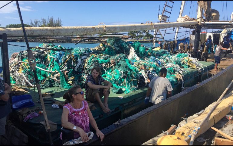 El buque de carga regresó el 18 de junio a Honolulu, donde dos toneladas de basura plástica fueron separadas de las redes de pesca y donadas a artistas locales. AP/A. Jaeger-Ocean Voyages Institute