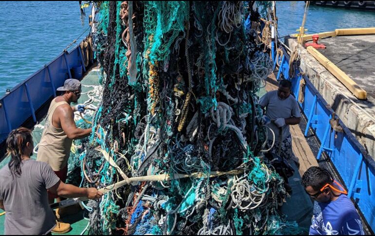 El buque de carga regresó el 18 de junio a Honolulu, donde dos toneladas de basura plástica fueron separadas de las redes de pesca y donadas a artistas locales. AP/A. Jaeger-Ocean Voyages Institute