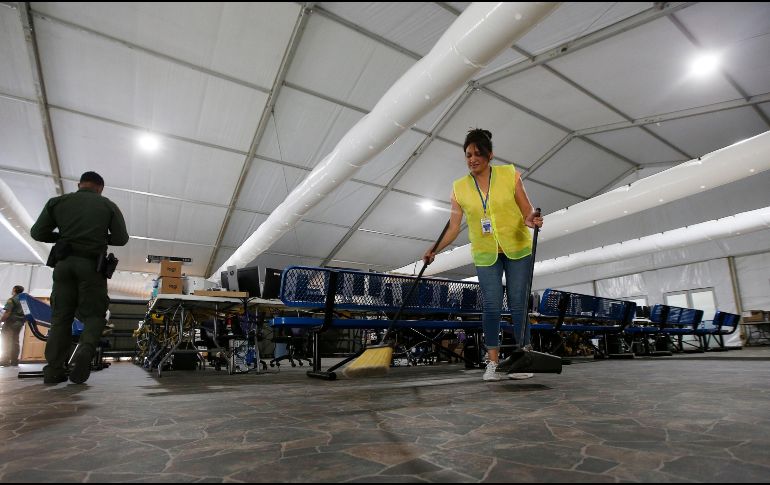 Los pabellones cuentan con colchonetas, áreas de recreo infantil y aire acondicionado, así como lavadoras, secadoras, baños y lavamanos. AP/D. Franklin