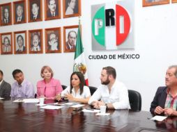 Lorena Piñón (c) sostiene que no hay razones válidas para su expulsión. TWITTER/@LORENAPIGNON