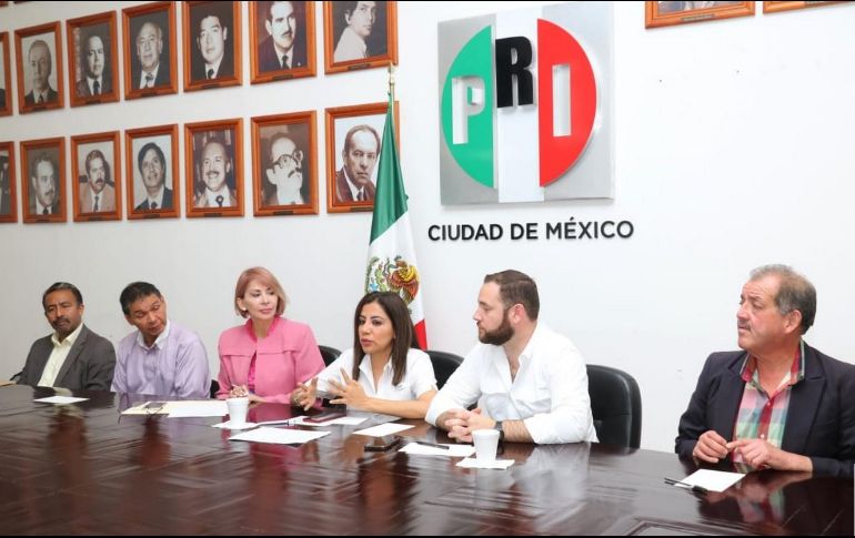 Lorena Piñón (c) sostiene que no hay razones válidas para su expulsión. TWITTER/@LORENAPIGNON