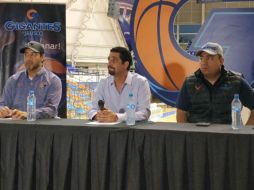 El presidente Eduardo Isdebaile; el coach Óscar Castellanos y Arturo Gaxiola, director deportivo, ofrecen una conferencia de prensa. TWITTER/@gigantesjalisco