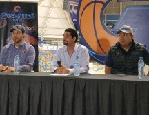 El presidente Eduardo Isdebaile; el coach Óscar Castellanos y Arturo Gaxiola, director deportivo, ofrecen una conferencia de prensa. TWITTER/@gigantesjalisco