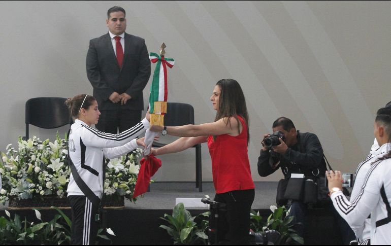 Ana Gabriela Guevara abanderó ayer a la delegación mexicana que irá a la Universiada Mundial de Nápoles. NOTIMEX/G. Durán