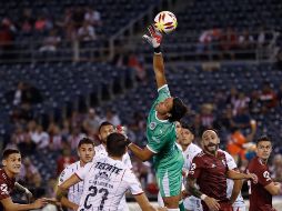 Antonio Rodriguez rechaza un disparo. La defensa de Chivas no se vio bien en el partido. AP/G. Bull