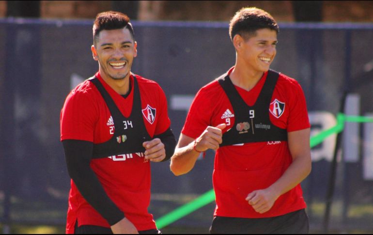 Lorenzo Reyes bromea con Facundo Barceló. TWITTER/@atlasfc