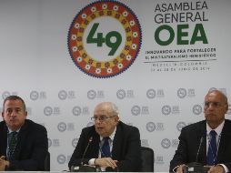 El representante del parlamento de Venezuela ante el consejo permanente de la OEA, Gustavo Tarre (c), habla en rueda de prensa. EFE/ L. Noriega