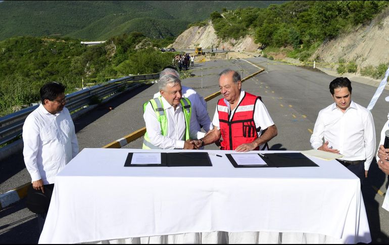 El empresario Carlos Slim firma un acuerdo con el Presidente Andrés Manuel López Obrador para concluir la carretera del Istmo de Tehuantepec. NTX