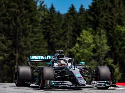 La penalización del británico coloca a Max Verstappen como segundo y Valtteri Bottas en tercer lugar. AFP / A. Isakovic