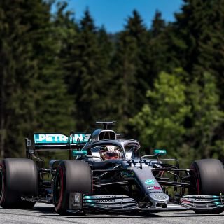 Sancionan con tres puestos a Hamilton por bloquear a Raikkonen