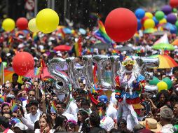 La 40 marcha del orgullo LBGTT se festeja y se lucha en Ciudad de México con youtubers y cantantes famosos para la defensa de los derechos humanos. EFE / S. Gutiérrez