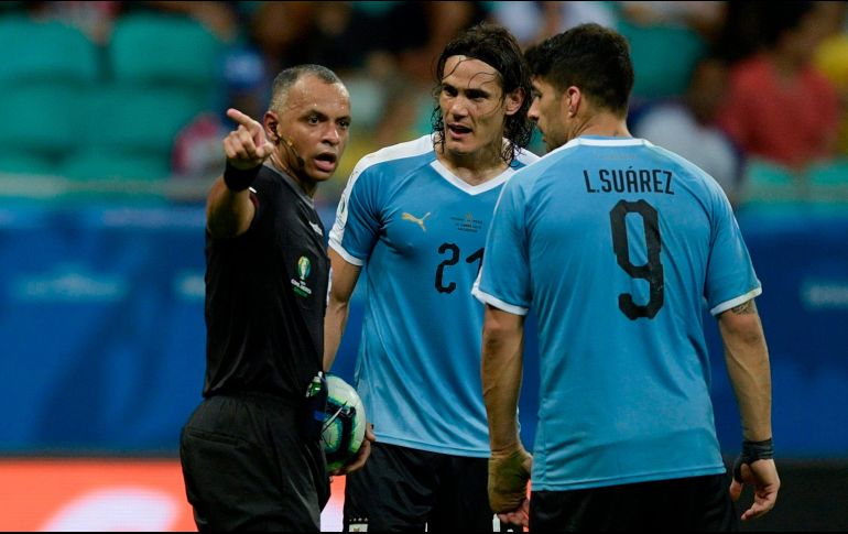 Cavani (C) y Suárez (D) dialogan con el árbitro del encuentro, el brasileño Wilton Sampaio (I) AFP/J. Mabromata